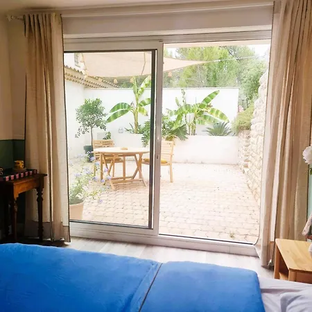 Independante Avec Cour Privative Et Piscine Partagee Bed & Breakfast