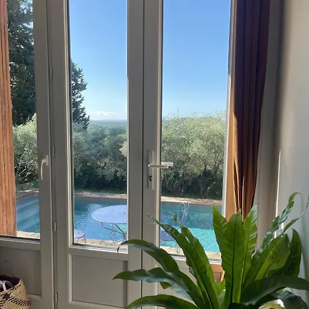 Independante Avec Cour Privative Et Piscine Partagee Bed & Breakfast 3*