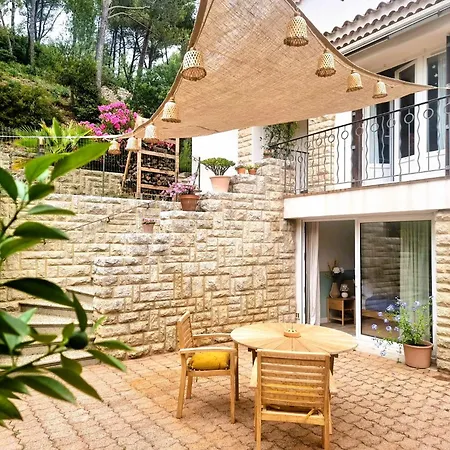 Bed & Breakfast Independante Avec Cour Privative Et Piscine Partagee