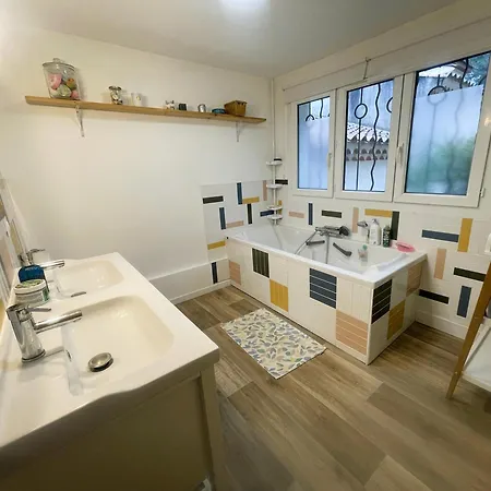 Independante Avec Cour Privative Et Piscine Partagee Bed & Breakfast 3*