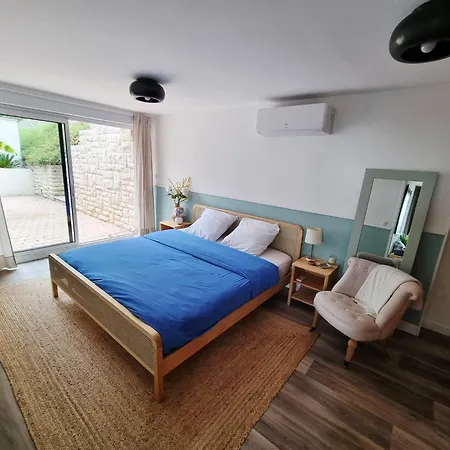Independante Avec Cour Privative Et Piscine Partagee Bed & Breakfast